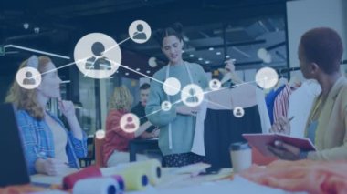 Ofisteki farklı iş adamlarının insanlarla olan bağlantılarının animasyonu. Küresel finans, iş, bağlantılar, hesaplama ve veri işleme kavramı dijital olarak oluşturulmuş video.