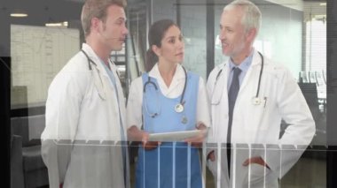 Hastanedeki işleri tartışan çeşitli doktorların veri işleme animasyonları. Küresel tıp, sağlık, bilgisayar ve dijital arayüz kavramı dijital olarak oluşturulmuş video.