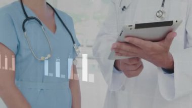 Hastanedeki işleri tartışan çeşitli doktorların veri işleme animasyonları. Küresel tıp, sağlık, bilgisayar ve dijital arayüz kavramı dijital olarak oluşturulmuş video.