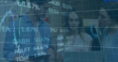 Muhtelif meslektaşların ofiste iş görüşmesi üzerine finansal veri işleme animasyonu. Küresel iş, finans, bilgisayar ve dijital arayüz kavramı dijital olarak oluşturulmuş video.