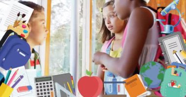 Okul, pencerenin yanında konuşan sırt çantalı çocuklara animasyon sağlıyor. Eğitim, okula dönüş, öğrenme, öğrenciler, sınıf, okul çocukları