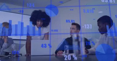 Çeşitli iş adamlarının birlikte çalışması üzerine finansal veri işleme animasyonu. Küresel finans, iş, bağlantılar, hesaplama ve veri işleme kavramı dijital olarak oluşturulmuş video.