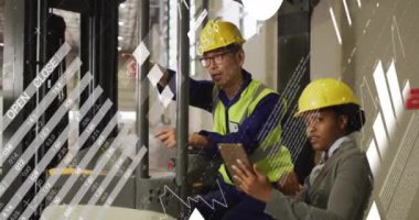 Depodaki çeşitli işçiler üzerinde finansal veri işleme animasyonu. Küresel gönderim, dağıtım, finans ve dijital arayüz kavramı dijital olarak oluşturulmuş video.