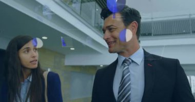 Ofisteki çeşitli iş adamları üzerinde veri işleme animasyonu. Küresel finans, iş, bağlantılar, hesaplama ve veri işleme kavramı dijital olarak oluşturulmuş video.