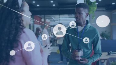 Ofisteki farklı iş adamlarının insanlarla olan bağlantılarının animasyonu. Küresel finans, iş, bağlantılar, hesaplama ve veri işleme kavramı dijital olarak oluşturulmuş video.