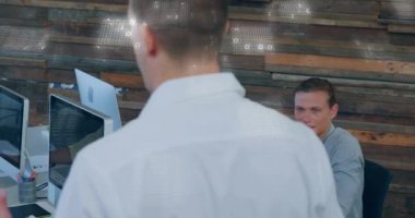 Ofisteki çeşitli iş adamları üzerinde ikili kodlama veri işleme animasyonu. Küresel finans, iş, bağlantılar, hesaplama ve veri işleme kavramı dijital olarak oluşturulmuş video.