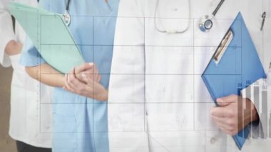 Hastanedeki çeşitli doktorlarda veri işleme animasyonu. Küresel tıp, sağlık, bilgisayar ve dijital arayüz kavramı dijital olarak oluşturulmuş video.