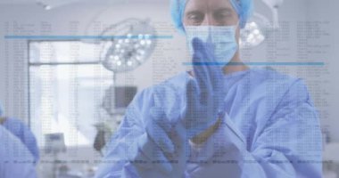 Yüz maskeli beyaz erkek cerrah üzerinde veri işleme animasyonu. Teknoloji, tıp ve dijital arayüz kavramı dijital olarak oluşturulmuş video.