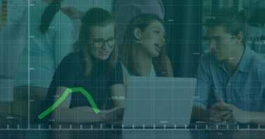 Muhtelif meslektaşların ofiste iş görüşmesi üzerine finansal veri işleme animasyonu. Küresel iş, finans, bilgisayar ve dijital arayüz kavramı dijital olarak oluşturulmuş video.