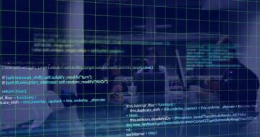 Ofisteki çeşitli iş adamları üzerinde veri işleme animasyonu. Küresel finans, iş, bağlantılar, hesaplama ve veri işleme kavramı dijital olarak oluşturulmuş video.