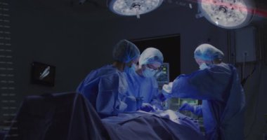 Operasyon sırasında çeşitli cerrahlar üzerinde veri işleme animasyonu. Teknoloji, tıp ve dijital arayüz kavramı dijital olarak oluşturulmuş video.