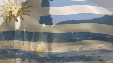 Uruguay bayrağının farklı silahlı askerler üzerinde canlandırılması. Silahlı kuvvetler, savaş, çatışma, vatanseverlik ve savunma konsepti dijital olarak oluşturulmuş video.
