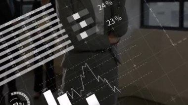 Akıllı telefon kullanan Kafkasyalı iş kadınının finansal veri işleme animasyonu. Küresel finans, iş, bağlantılar, hesaplama ve veri işleme kavramı dijital olarak oluşturulmuş video.