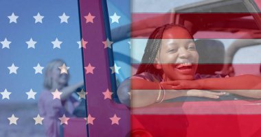 Amerika bayrağının yaz aylarında kumsalda arabadaki çeşitli mutlu kadınların üzerindeki görüntüsü. Amerikan vatanseverliği, çeşitlilik ve tatil konsepti dijital olarak oluşturulmuş imaj.
