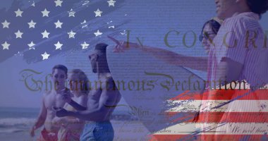 Yazın kumsalda Amerika 'nın çeşitli mutlu arkadaşlarının üzerindeki bayrağının görüntüsü. Amerikan vatanseverliği, çeşitlilik ve tatil konsepti dijital olarak oluşturulmuş imaj.