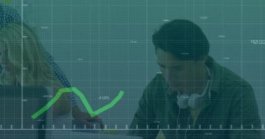 Muhtelif meslektaşların ofiste iş görüşmesi üzerine finansal veri işleme animasyonu. Küresel iş, finans, bilgisayar ve dijital arayüz kavramı dijital olarak oluşturulmuş video.