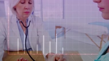 Stetoskop kullanan beyaz kadın doktorun diyagramının animasyonu. Tıp, teknoloji ve dijital arayüz kavramı dijital olarak oluşturulmuş video.