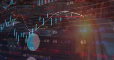 Şehir manzarası üzerinde finansal veri işleme animasyonu. Küresel finans, iş, bağlantılar, hesaplama ve veri işleme kavramı dijital olarak oluşturulmuş video.