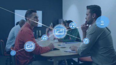 Ofisteki çeşitli iş adamları üzerinde aygıt simgeleriyle bağlantı ağının animasyonu. Küresel finans, iş, bağlantılar, hesaplama ve veri işleme kavramı dijital olarak oluşturulmuş video.