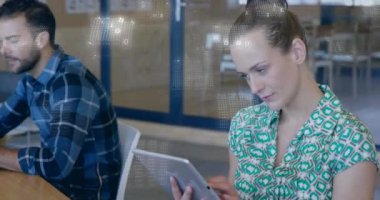 Ofisteki çeşitli iş adamları üzerinde ikili kodlama veri işleme animasyonu. Küresel finans, iş, bağlantılar, hesaplama ve veri işleme kavramı dijital olarak oluşturulmuş video.