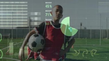 Futbolcu saha arkasında veri canlandırma animasyonuyla topu tutuyor. Spor, atlet, teknoloji, dijital, yenilik, analiz