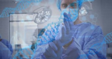 Yüz maskeli beyaz erkek cerrah üzerinde veri işleme ve DNA iplikçiklerinin animasyonu. Teknoloji, tıp ve dijital arayüz kavramı dijital olarak oluşturulmuş video.
