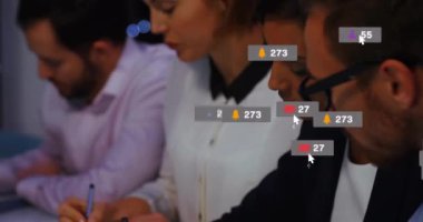 Ofiste çalışan insanlar hakkında sosyal medya bilgilendirmeleri. İş, takım çalışması, işbirliği, teknoloji, çalışma alanı, iletişim