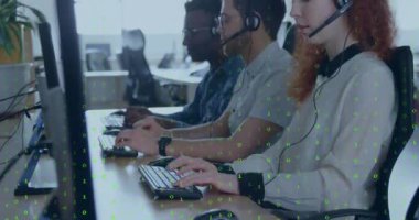 Ofisteki çeşitli iş adamları üzerinde ikili kodlama veri işleme animasyonu. Küresel finans, iş, bağlantılar, hesaplama ve veri işleme kavramı dijital olarak oluşturulmuş video.