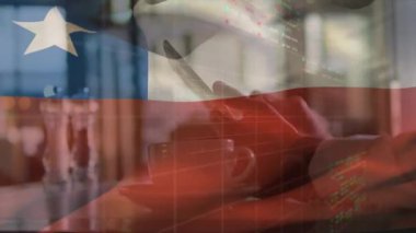 Akıllı telefon kullanarak beyaz iş adamının üzerinde Şili bayrağıyla veri işleme animasyonu. Küresel iş, finans, bilgisayar ve dijital arayüz kavramı dijital olarak oluşturulmuş video.