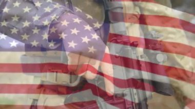 Amerikan bayrağının melez erkek askere karşı canlandırılması. Askerlik, vatanseverlik ve ulusal bayraklar dijital olarak oluşturulmuş video konsepti.