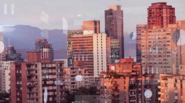 Finansal veri işleme animasyonunun üzerinde gökdelenler ve dağlar olan şehir manzarası. kentsel, ufuk çizgisi, ekonomi, teknoloji, iş, yatırım