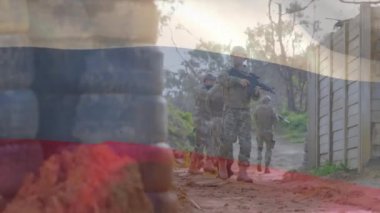 Rus bayrağının farklı silahlı askerlerin üzerinde canlandırılması. Silahlı kuvvetler, savaş, çatışma, vatanseverlik ve savunma konsepti dijital olarak oluşturulmuş video.