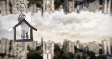 Gümüş ev anahtarının animasyonu ve şehir manzarası üzerindeki jey fob. Özellik, ev, gayrimenkul, mülkiyet ve bağlantılar dijital olarak oluşturulmuş video konsepti.