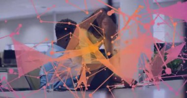 Ofiste birlikte çalışan çeşitli iş adamlarıyla olan bağlantıların animasyonu. Küresel finans, iş, bağlantılar, hesaplama ve veri işleme kavramı dijital olarak oluşturulmuş video.