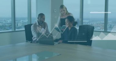 Ofisteki çeşitli iş adamları üzerinde finansal veri işleme animasyonu. Küresel finans, iş, bağlantılar, hesaplama ve veri işleme kavramı dijital olarak oluşturulmuş video.