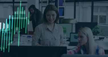 Ofisteki çeşitli iş adamları üzerinde finansal veri işleme animasyonu. Küresel finans, iş, bağlantılar, hesaplama ve veri işleme kavramı dijital olarak oluşturulmuş video.