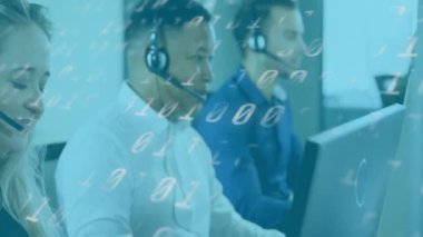 Telefon kulaklığı olan farklı iş adamlarından ikili kodlama veri işleme animasyonu. Küresel finans, iş, bağlantılar, hesaplama ve veri işleme kavramı dijital olarak oluşturulmuş video.