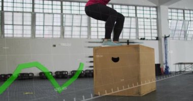 Spor salonunda atlama hareketleri yapan bir kadının spor salonunda spor yaptığını gösteren veriler. egzersiz, teknoloji, eğitim, sağlık, egzersiz