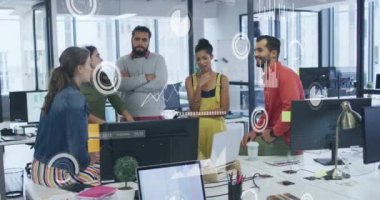 Ofisteki çeşitli iş adamları üzerinde finansal veri işleme animasyonu. Küresel finans, iş, bağlantılar, hesaplama ve veri işleme kavramı dijital olarak oluşturulmuş video.