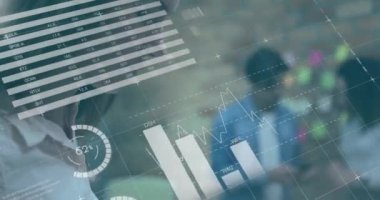 Ofisteki Kafkasyalı mutlu iş kadını üzerinden finansal veri işleme animasyonu. Küresel finans, iş, bağlantılar, hesaplama ve veri işleme kavramı dijital olarak oluşturulmuş video.