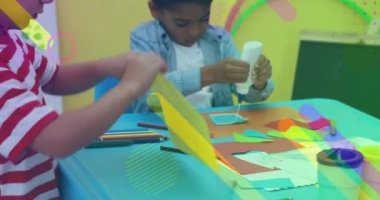 Renkli kağıt ve yapıştırıcıyla resim yapan çocuklar, geometrik şekiller animasyon örtüsü. yaratıcılık, renkli, sanat, DIY