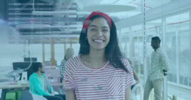 Ofisteki Kafkasyalı mutlu iş kadını üzerinden finansal veri işleme animasyonu. Küresel finans, iş, bağlantılar, hesaplama ve veri işleme kavramı dijital olarak oluşturulmuş video.