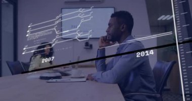 Ofisteki çeşitli iş adamları üzerinde finansal veri işleme animasyonu. Küresel finans, iş, bağlantılar, hesaplama ve veri işleme kavramı dijital olarak oluşturulmuş video.