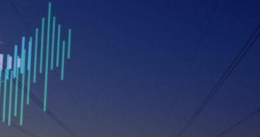 Elektrik direkleri üzerinde veri işleme animasyonu. Güç, ekoloji, bilgisayar ve dijital arayüz kavramı dijital olarak oluşturulmuş video.