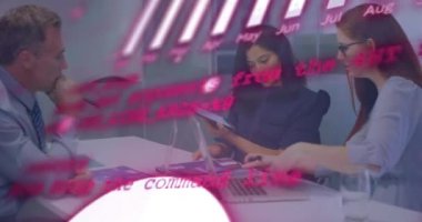 Ofisteki çeşitli iş adamları üzerinde finansal veri işleme animasyonu. Küresel finans, iş, bağlantılar, hesaplama ve veri işleme kavramı dijital olarak oluşturulmuş video.