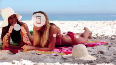 Yazın plajdaki beyaz kadınlar üzerinde cihaz simgeleriyle bağlantı ağlarının animasyonu. Genel tatil, bağlantılar, hesaplama ve veri işleme kavramı dijital olarak oluşturulmuş video.