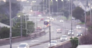 Hareketli araçlarla dolu otoyolda trafik veri işleme animasyonu. Teknoloji, ulaşım, veri analizi, otoyollar, şehir, bağlantı