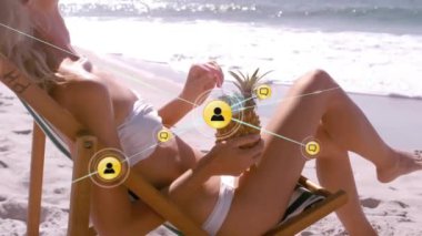 Sahildeki güverte sandalyesinde oturan beyaz kadın üzerinde insanlarla olan bağlantı ağlarının canlandırılması. Genel tatil, bağlantılar, hesaplama ve veri işleme kavramı dijital olarak oluşturulmuş video.