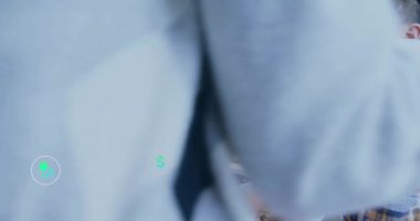 Ofisteki çeşitli iş adamları üzerinde ekolojik ikonlar ve veri işleme animasyonları. Küresel çevre, finans, iş, bağlantılar, hesaplama ve veri işleme kavramı dijital olarak oluşturulmuş video.