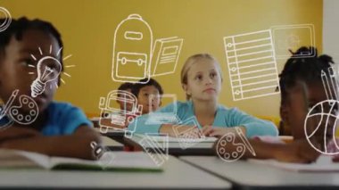 Okul eşyaları ikonlarının sınıfta öğrenen çeşitli öğrencilerin üzerinde canlandırılması. Eğitim, teknoloji ve dijital arayüz kavramı dijital olarak oluşturulmuş video.